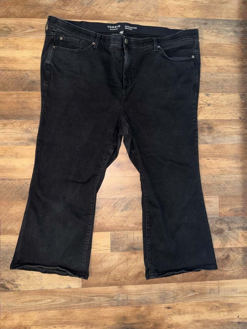 Torrid women’s #feelthefit super soft sky high kick boot black denim jeans